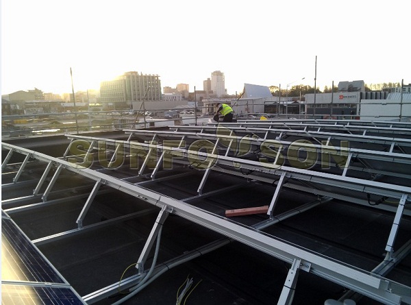 Pemasangan atap surya yang dapat disesuaikan