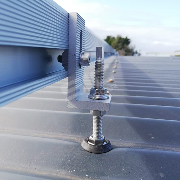 Baut gantungan surya untuk lembaran atap logam