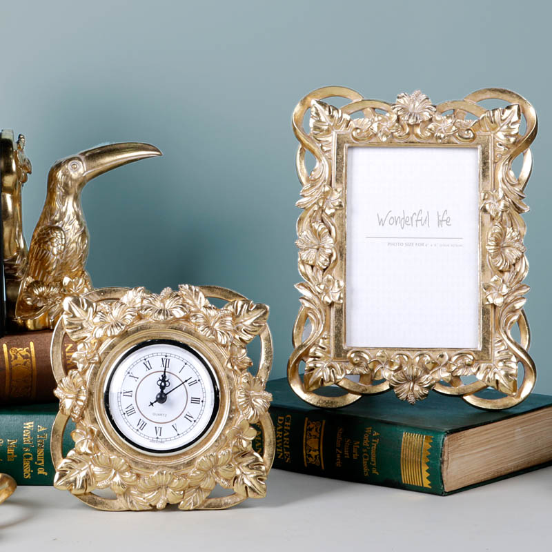 Koleksi bingkai foto bunga klasik dengan baki dan jam